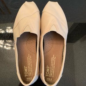 TOMS beige flats size 6.5